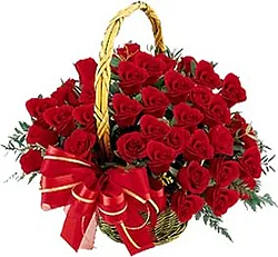 Elegante Cesta de 24 rosas rojas, con decoraciones en tonos verdes
