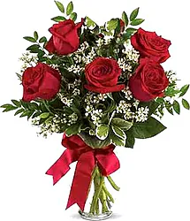 5 Rosas Rojas tallo largo de la mejor calidad, arreglada de forma elegante con verde de relleno, la composición perfecta para tu mensaje romántico