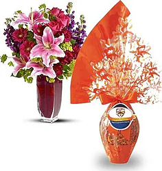 Bouquet en colores cálidos con huevo de Pascua
