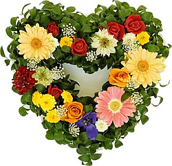 Arreglo de corazón brillante de rosas, gerberas y flores mixtas