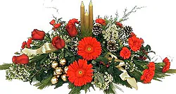Centro de mesa navideño de rosas, gerberas y flores mixtas en colores cálidos