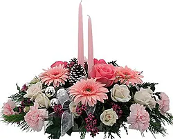 Centro de mesa navideño de rosas pastel, gerberas y flores mixtas