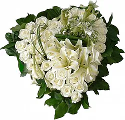 Delicado corazón fúnebre de rosas, lirios y flores mixtas