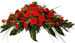 Spray funerario de rosas rojas