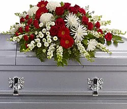 Spray funerario de rosas blancas y rojas, gerberas, crisantemos y flores mixtas