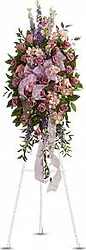 Corona funeraria de rosas pastel y flores mixtas
