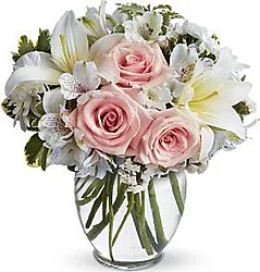 Rosas  y Lirios blancos con Flores variadas de temporada
