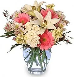 Lirios pastel, gerberas y lisianthuses o rosas