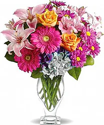 Rosas, Gerberas y Lrios arreglado de forma elegante con flores variadas de temporada