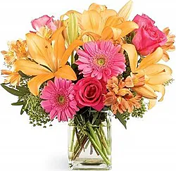 Rosas de sol, gerberas, lirios y flores mixtas