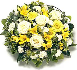 Arreglo amarillo y blanco de rosas, gerberas, claveles y flores mixtas